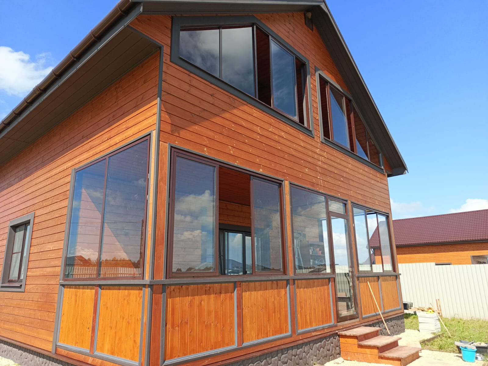 Наглядная инструкция: как не ошибиться с выбором и как правильно установить пластиковое окно в каркасный дом