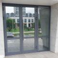 Алюминиевые входные двери серого цвета с тонировкой для бизнес-центра