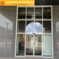 Автоматическая входная группа белого цвета с панорамным остеклением для магазина