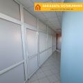 Офисные перегородки белого цвета с матовым стеклом и повышенной шумоизоляцией