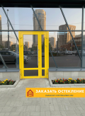 Разноцветные двери со стеклом