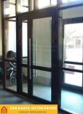 Входные алюминиевые двери для офиса с панорамным остеклением