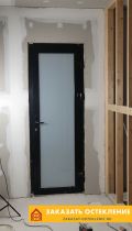 Черная межкомнатная дверь из алюминиевого профиля с матовым стеклом