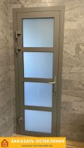 Стильная межкомнатная дверь из алюминиевого профиля с матовым стеклом