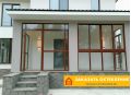 Крыльцо дома с холодным панорамным остеклением однокамерным стеклопакетом