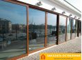 Пример раздвижного остекления с панорамными окнами для террасы торгового центра и ресторана