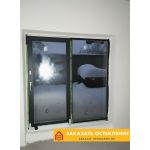 Черная дверь купе из алюминиевого профиля с тонированным стеклом