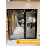 Алюминиевая входная дверь в аптеку с панорамным остеклением от пола до потолка