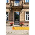 Уличная дверь со стеклом из алюминиевого профиля