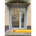 Алюминиевая входная дверь серого цвета для аптеки с остеклением