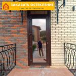 Входная дверь из алюминиевого профиля со стеклом
