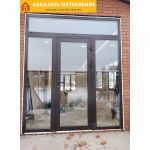 Алюминиевая входная группа черного цвета с панорамным остеклением для офиса