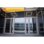 Панорамное остекление входной группы серым алюминиевым профилем