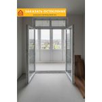 Белый балкон с теплым алюминиевым остеклением с многокамерными стеклопакетами