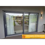 Алюминиевые двери-порталы серого цвета для панорамного остекления террасы дома