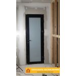 Черная межкомнатная дверь из алюминиевого профиля с матовым стеклом