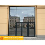 Фасад здания с витражным алюминиевым остеклением окнами с тонировкой