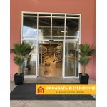 Автоматическая раздвижная дверь белого цвета на входе в аптеку