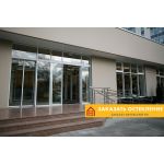 Дверь в магазин с раздвижным алюминиевым остеклением в пол