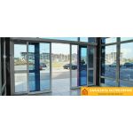 Раздвижная алюминиевая дверь с автоматическим механизмом и остеклением в пол