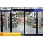 Раздвижная панорамная дверь с автоматическим открыванием на входе в магазин