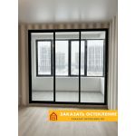 Балконный блок с раздвижной дверью черного цвета