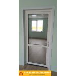 Белая пластиковая межкомнатная дверь со стеклом для квартиры