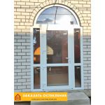 Белая входная дверь со стеклом для частного дома