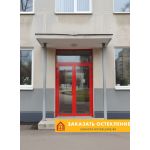 Двустворчатая входная дверь красного цвета со стеклом