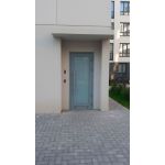 Энергоэффективная входная дверь серого цвета со стеклом и тонировкой