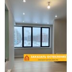 Французский балкон в квартире с раздвижными окнами черного цвета для экономии пространства