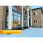 Балкон дома с французским остеклением профилем коричневого цвета