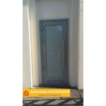 Глухая дверь серого цвета из алюминиевого профиля с терморазрывом