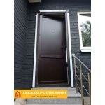 Глухая входная дверь из белого пластикового профиля без стекла в доме