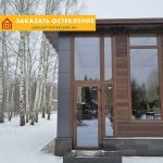 Глухая пластиковая входная группа коричневого цвета с ламинацией под дерево