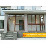 Крыльцо дома с холодным панорамным остеклением однокамерным стеклопакетом