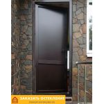 Коричневая входная дверь из пластикового профиля без стекла