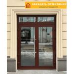 Входная дверь коричневого цвета со стеклом