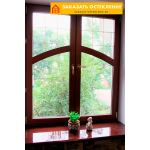 Пластиковое окно коричневого цвета с подоконником