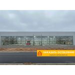 Фасад коммерческого здания со сборным модульным остеклением