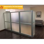 Напольные офисные перегородки с матовым стеклом для капитального зонирования