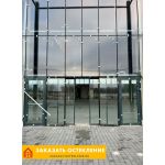 Фасад здания с остеклением алюминиевым профилем