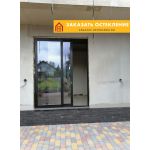 Дом с остеклением алюминиевым порталом черного цвета