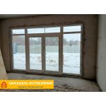 Широкий дверной проем с панорамным остеклением в пол