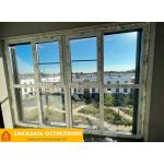 Фасад с остеклением белыми пластиковыми конструкциями