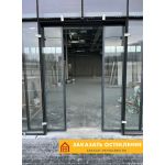 Коммерческое здание с фасадным остеклением