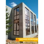 Лестничный проем в здании с панорамным остеклением