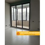 Лоджия, остекленная алюминиевыми системами с панорамными окнами черного цвета