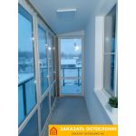 Узкий тамбур в частном доме с панорамным остеклением от пола до потолка