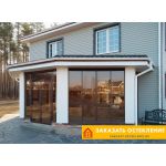 Веранда дома с остеклением профилем коричневого цвета с тонировкой